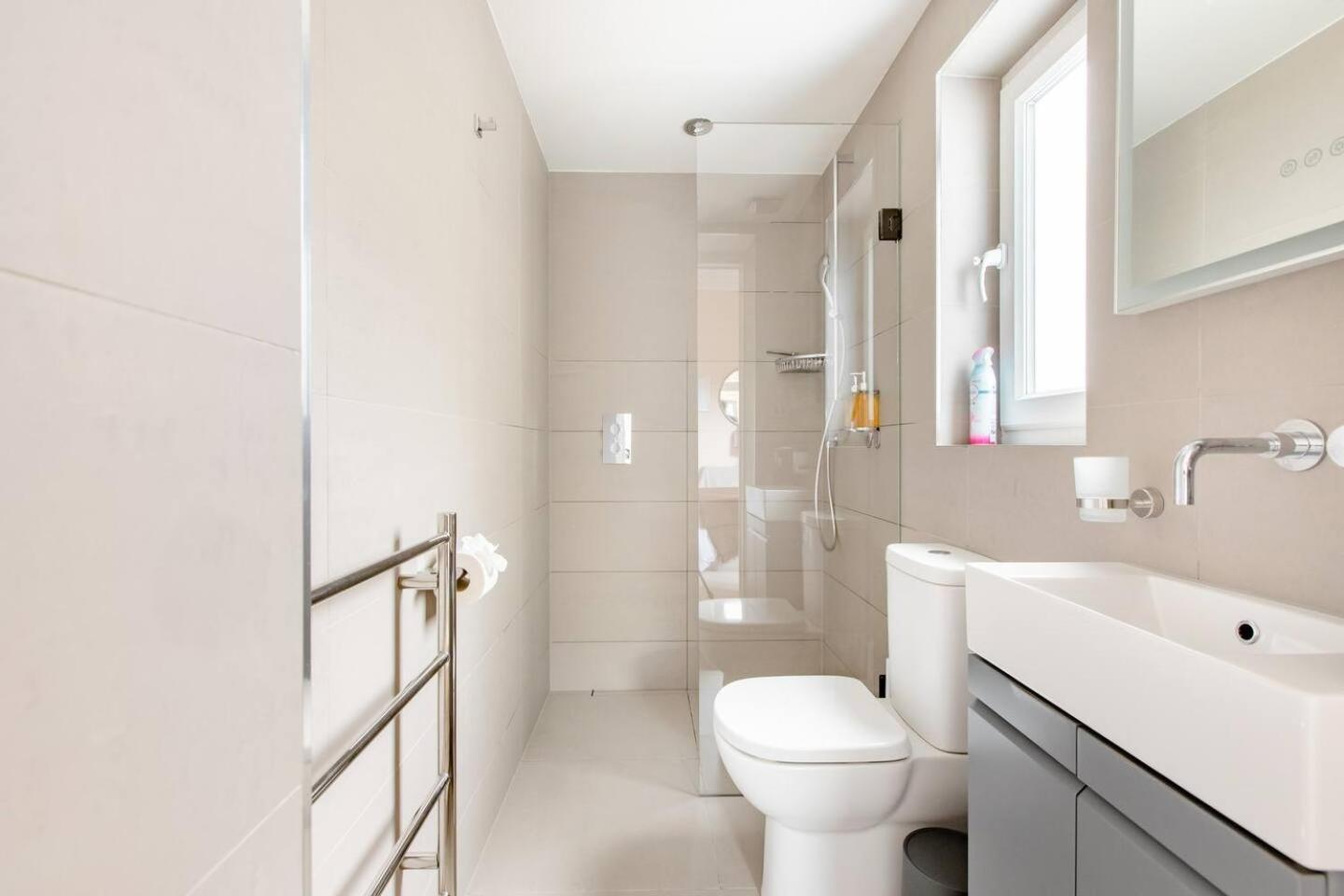 Luxury King-Bed Ensuite With Quiet Private Patio Londra Esterno foto