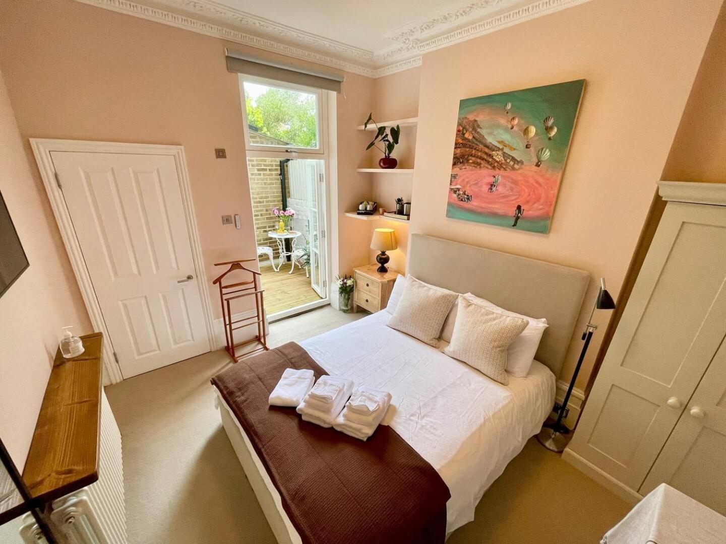Luxury King-Bed Ensuite With Quiet Private Patio Londra Esterno foto