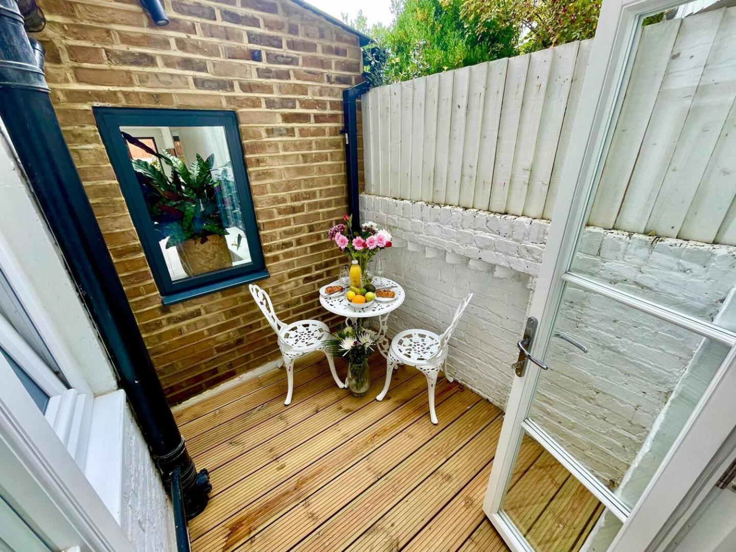 Luxury King-Bed Ensuite With Quiet Private Patio Londra Esterno foto