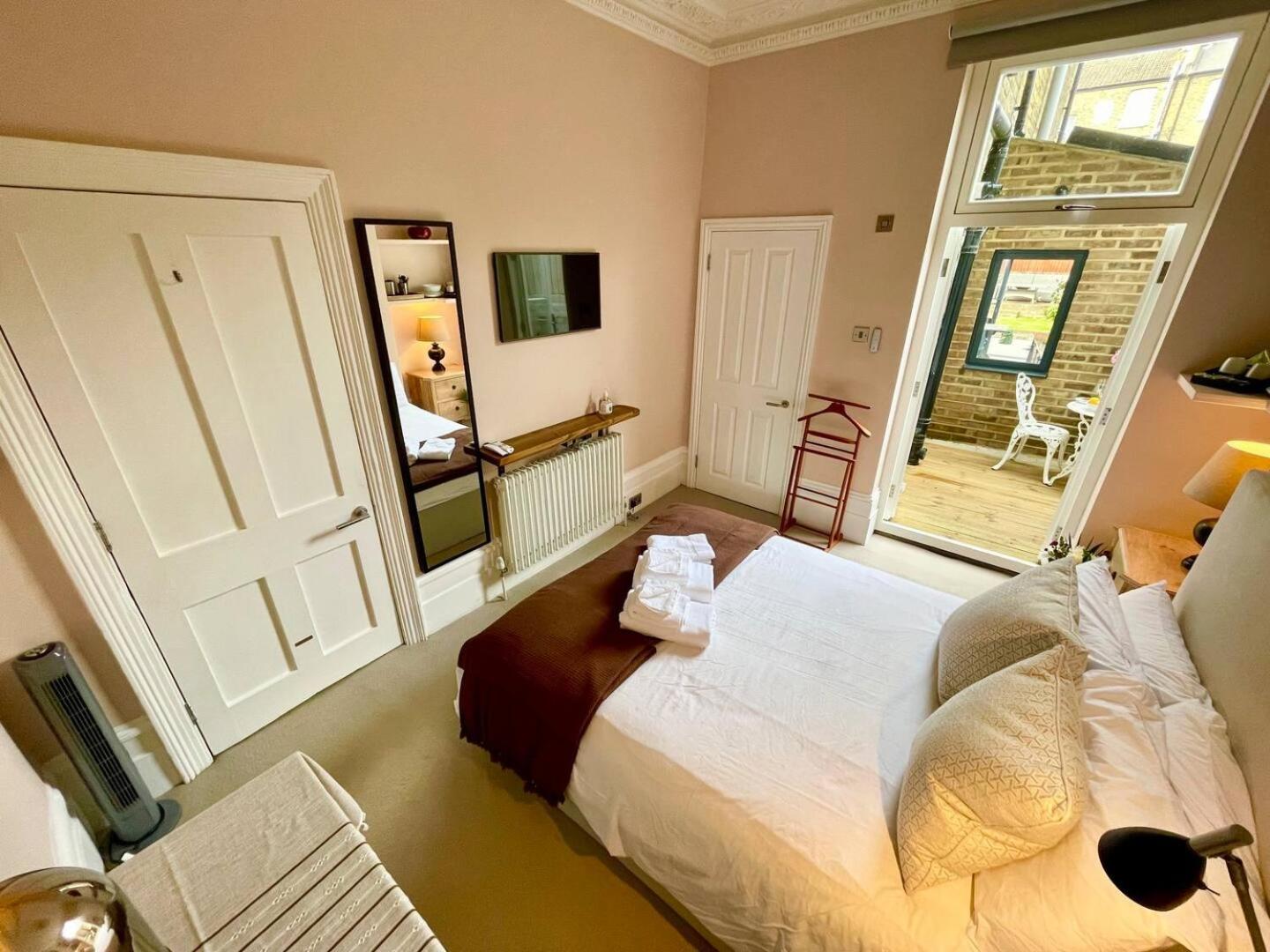 Luxury King-Bed Ensuite With Quiet Private Patio Londra Esterno foto