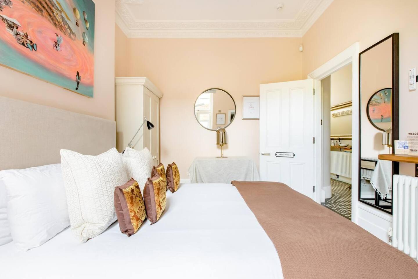 Luxury King-Bed Ensuite With Quiet Private Patio Londra Esterno foto